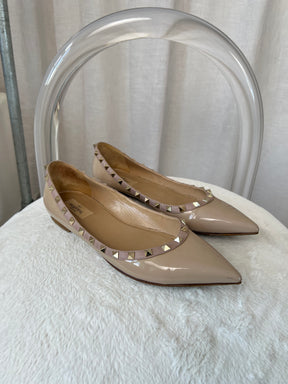 Valentino Garavani Beige Patent Pointed Rockstud Flat, 42