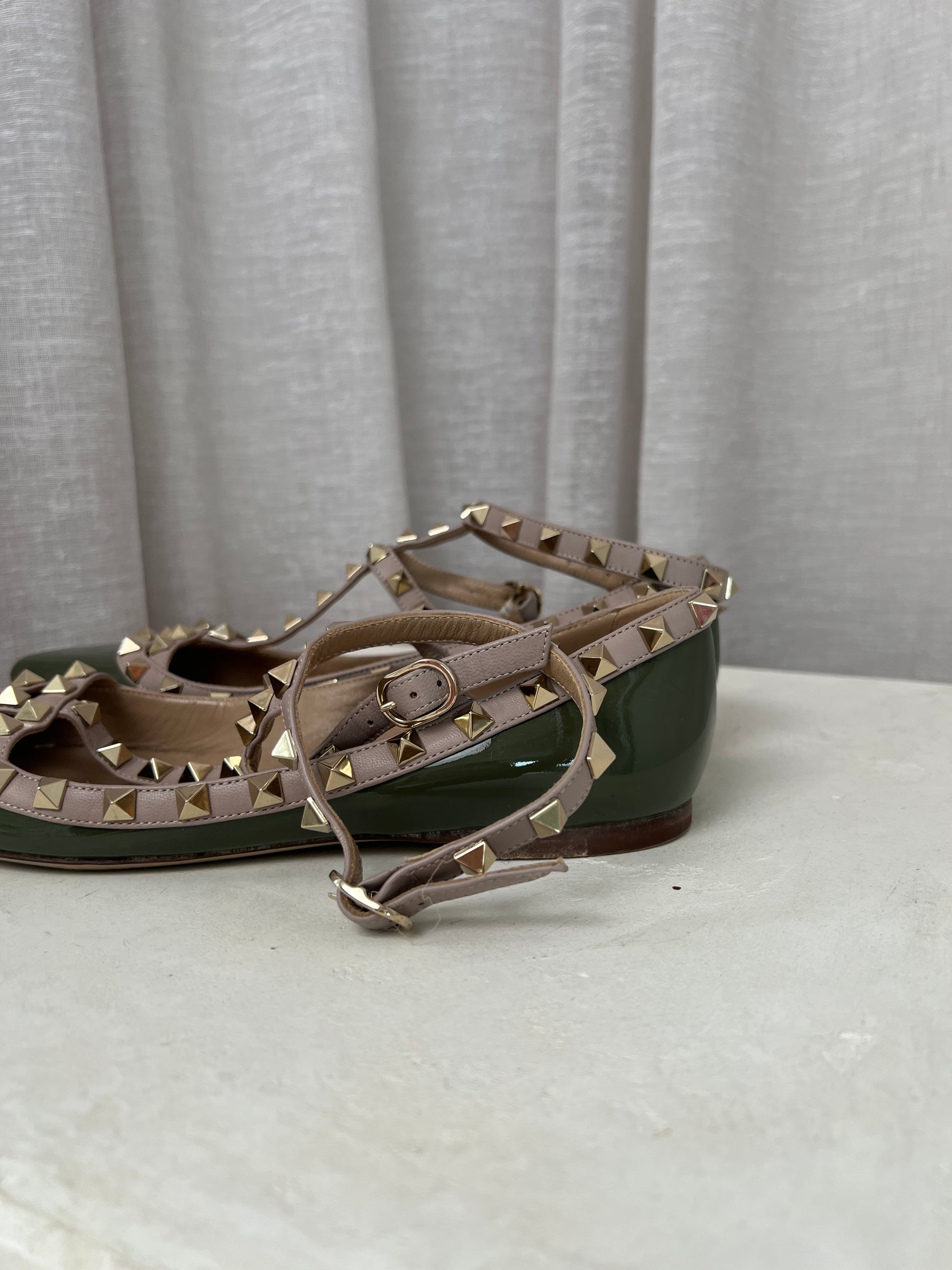 Valentino Garavani Khaki and Beige Rockstud Cage Flats, 38