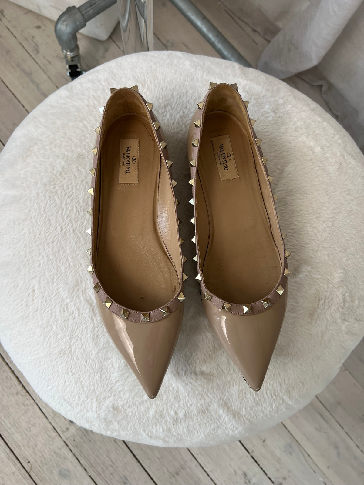 Valentino Garavani Beige Patent Pointed Rockstud Flat, 42