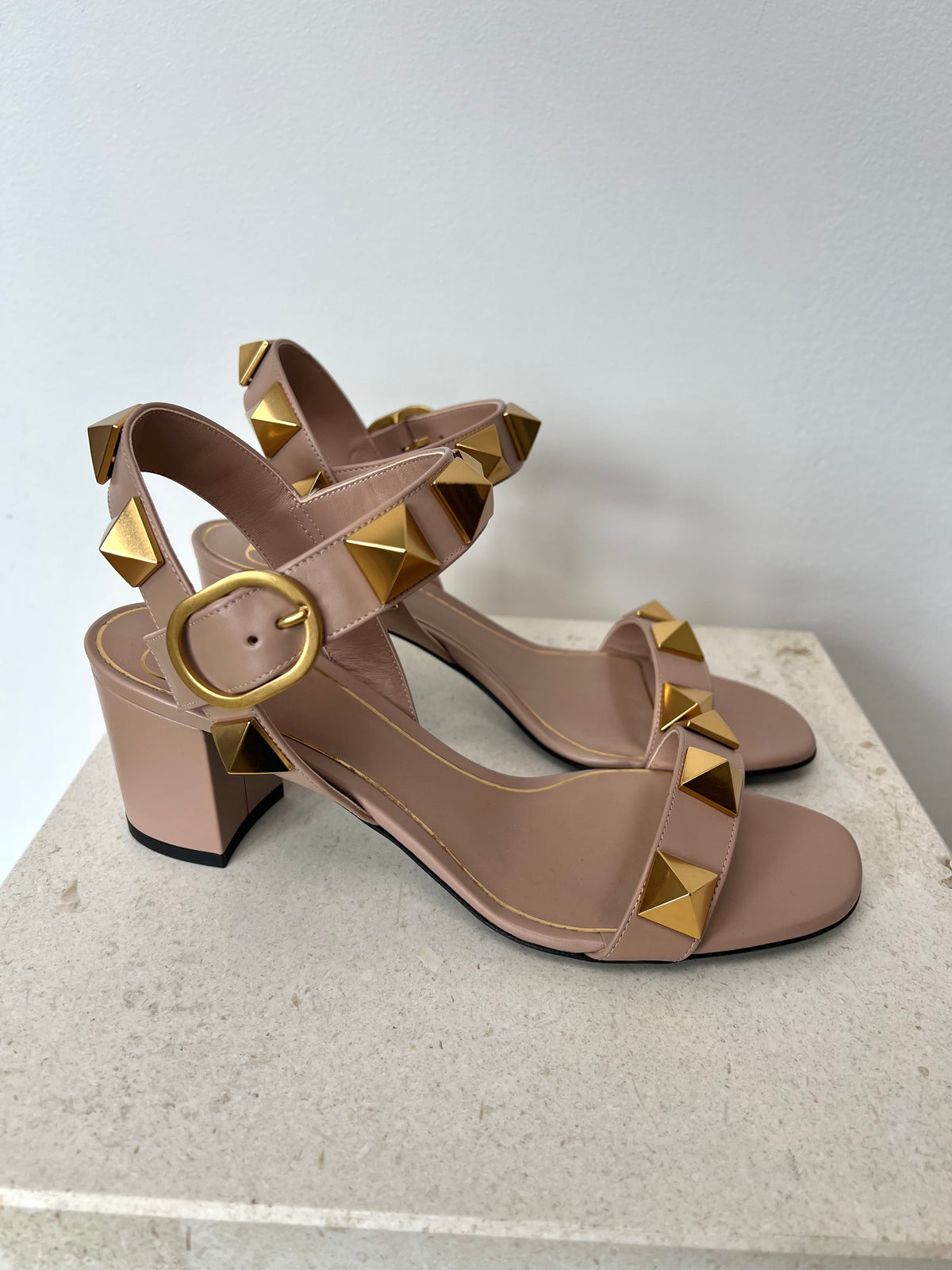 Valentino Roman Stud Sandal In Blush Leather, 38