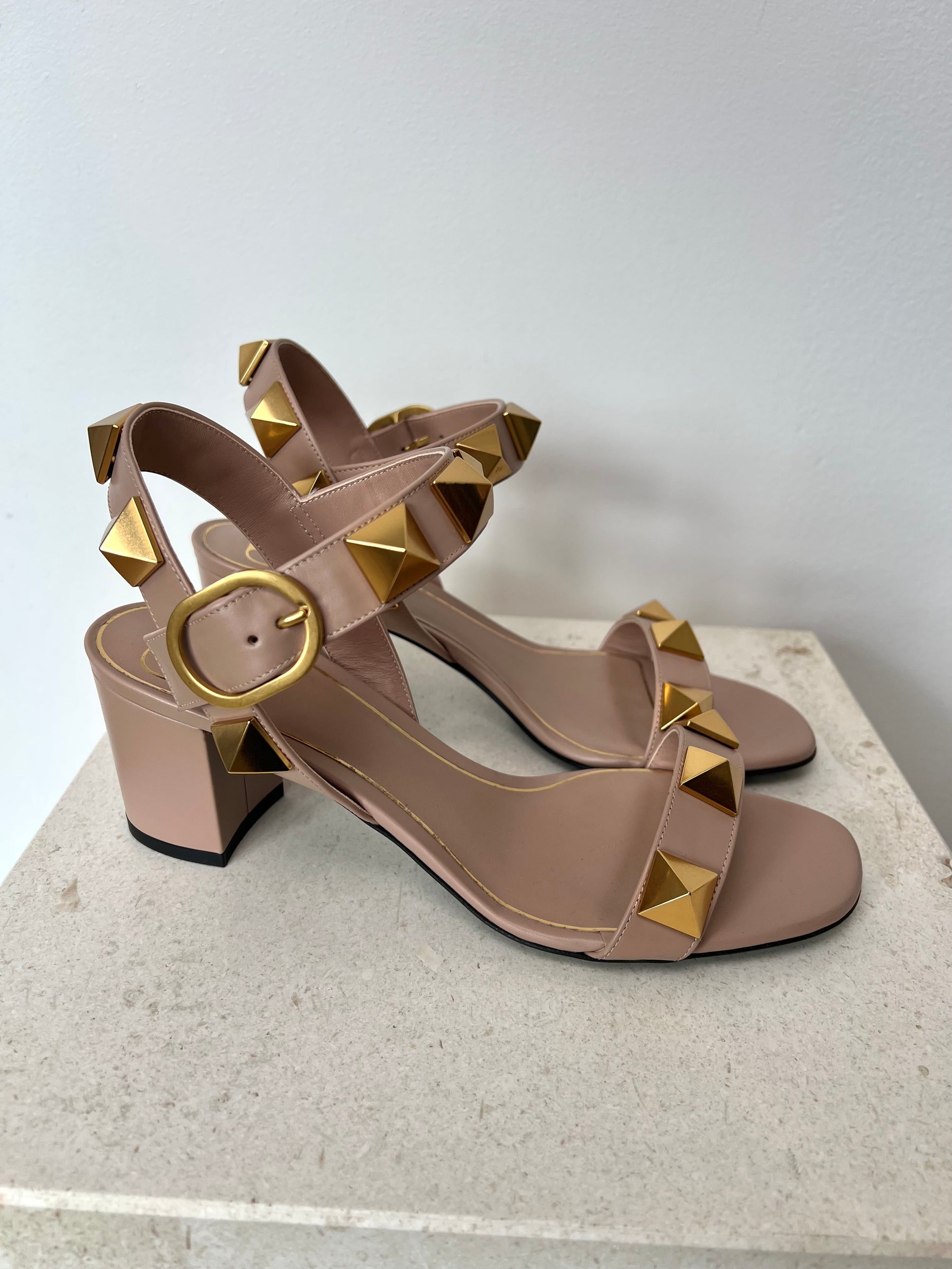 Valentino Roman Stud Sandal In Blush Leather, 38